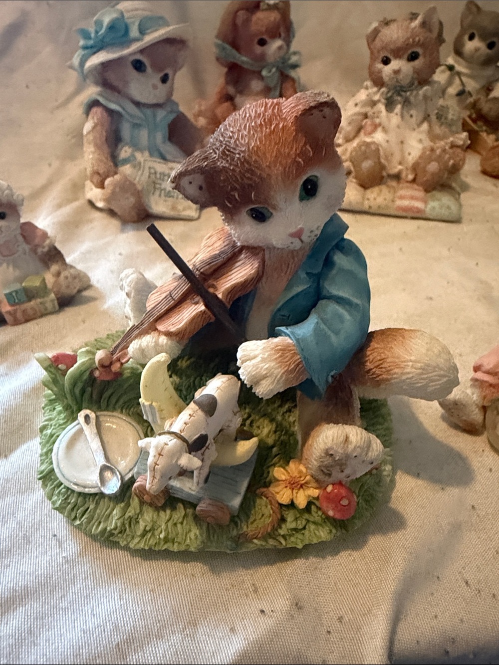 Blue-Jacket Cat Figurine Playing Violin – Decorative Resin Accent